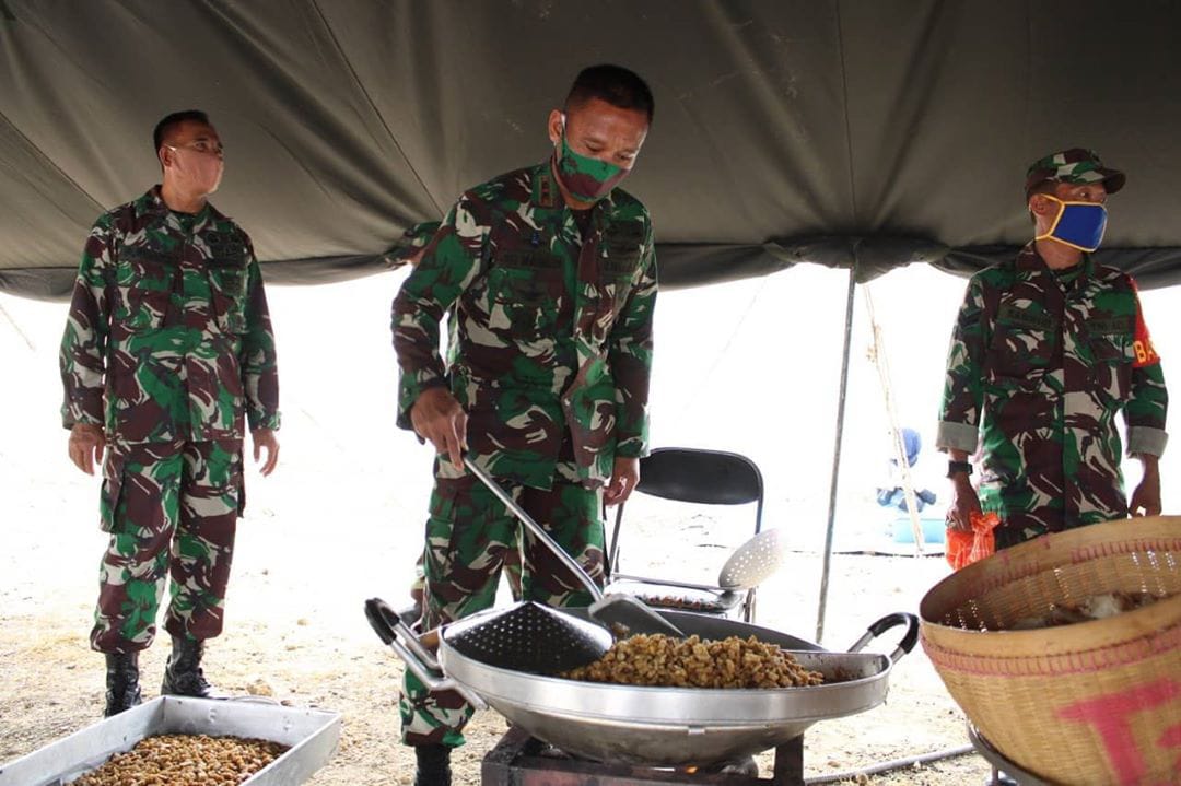 TNI-Polri Peduli dengan warga yang terdampak Covid-19, dengan mendirikan Dapur Umum